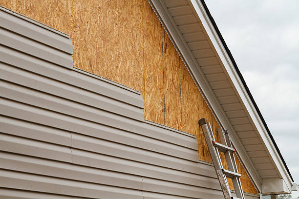 Professional Siding Installation technician working in Bellwood, VA